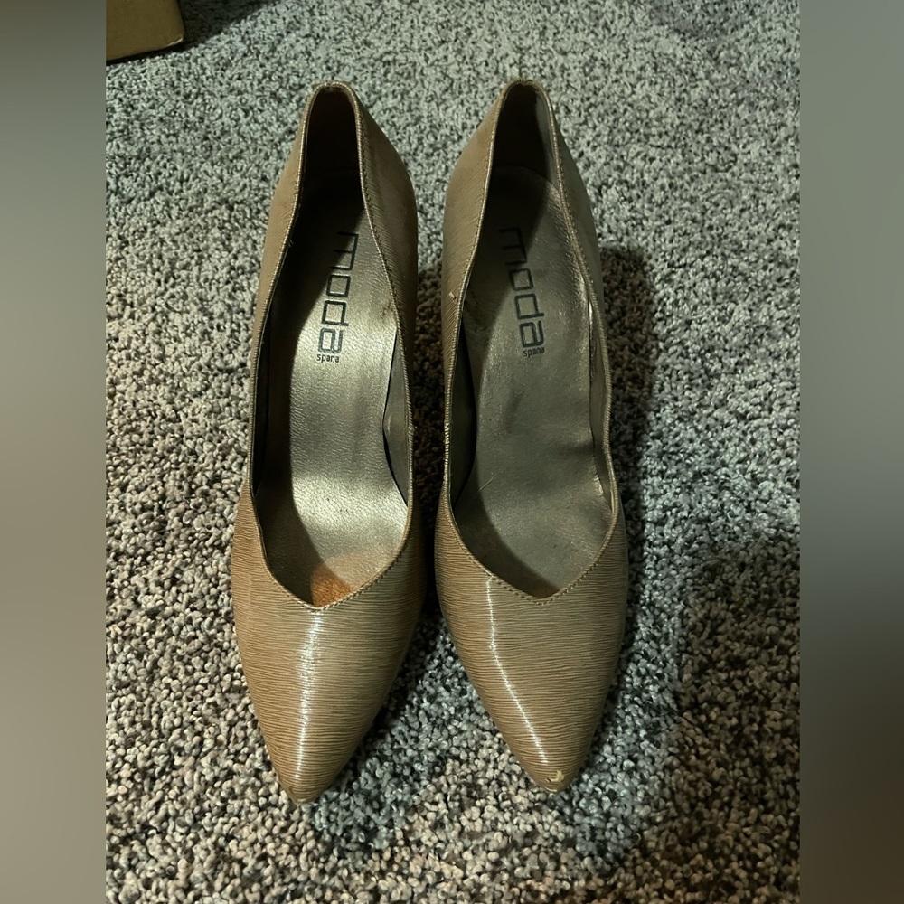 Tan textured heels